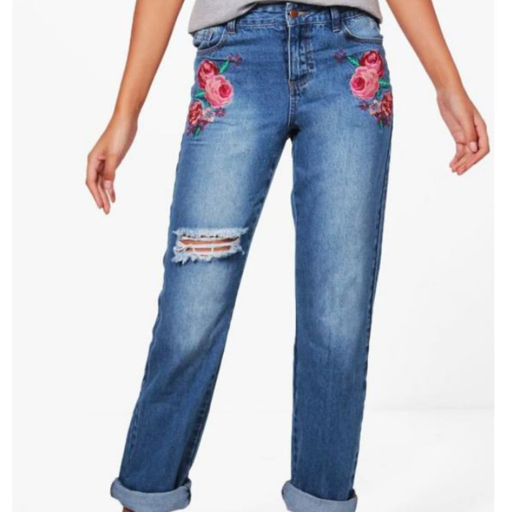 *NWT* Boohoo Embroidered Floral Mom Jeans